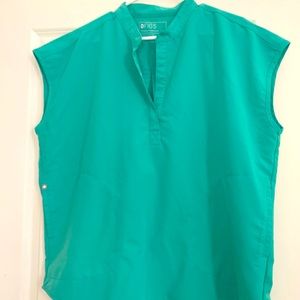 Figs surgical green Rafaela women’s scrub top size L